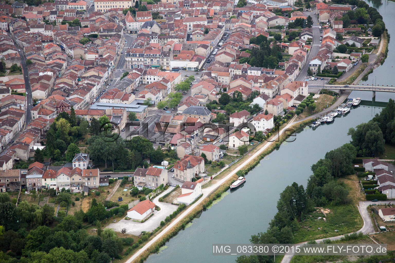 Luftbild von Dorfkern an den Fluß- Uferbereichen der Meuse in Saint-Mihiel in Grand Est, Frankreich