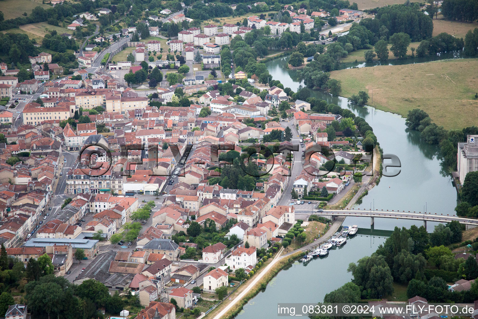 Luftaufnahme von Dorfkern an den Fluß- Uferbereichen der Meuse in Saint-Mihiel in Grand Est, Frankreich