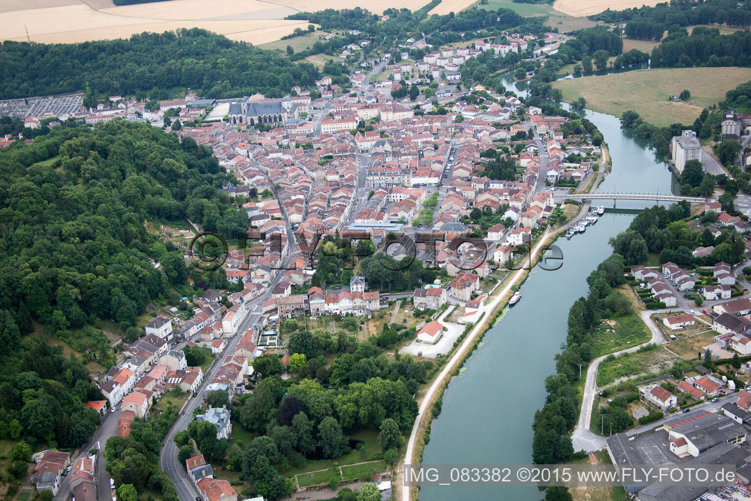 Schrägluftbild von Dorfkern an den Fluß- Uferbereichen der Meuse in Saint-Mihiel in Grand Est, Frankreich
