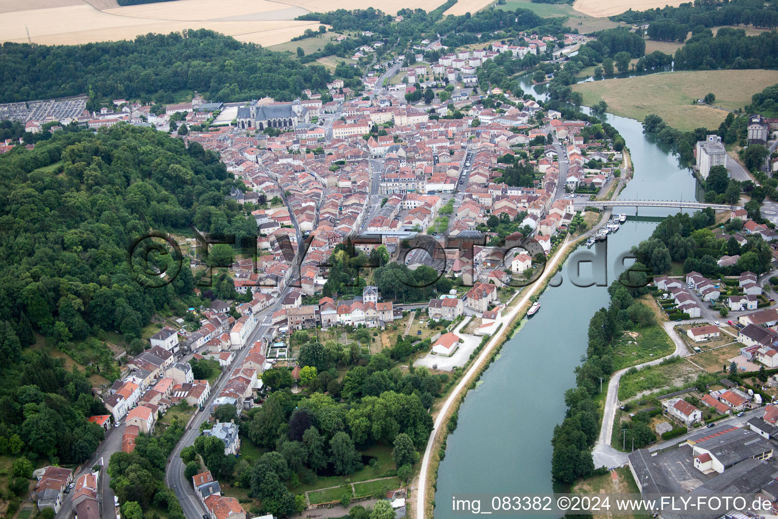 Schrägluftbild von Dorfkern an den Fluß- Uferbereichen der Meuse in Saint-Mihiel in Grand Est, Frankreich