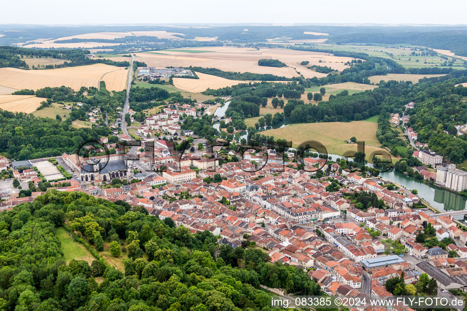 Ortschaft an den Fluss- Uferbereichen der Maas/Meuse in Saint-Mihiel in Grand Est, Frankreich