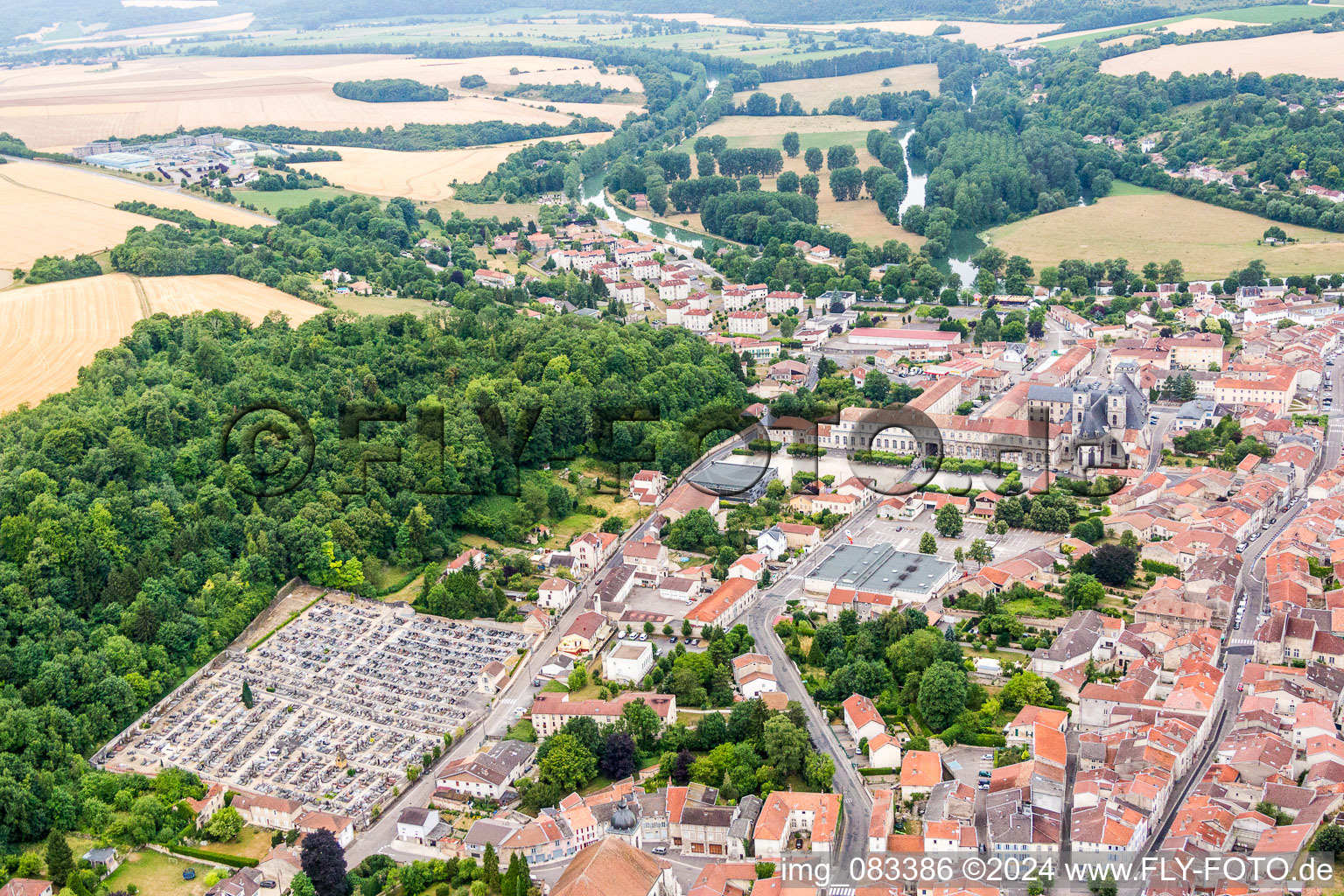 Luftbild von Ortschaft an den Fluss- Uferbereichen der Maas/Meuse in Saint-Mihiel in Grand Est, Frankreich