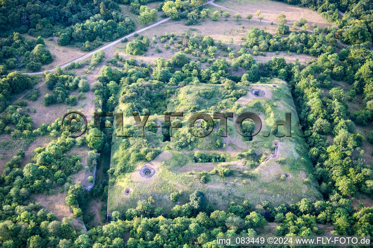 Bunker- Gebäudekomplex aus Beton und Stahl Fort de Lucey in Lucey in Grand Est im Bundesland Meurthe-et-Moselle, Frankreich