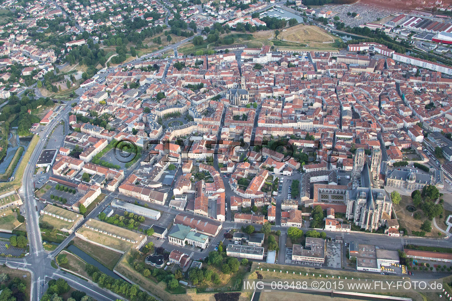 Drohnenbild von Toul im Bundesland Meurthe-et-Moselle, Frankreich