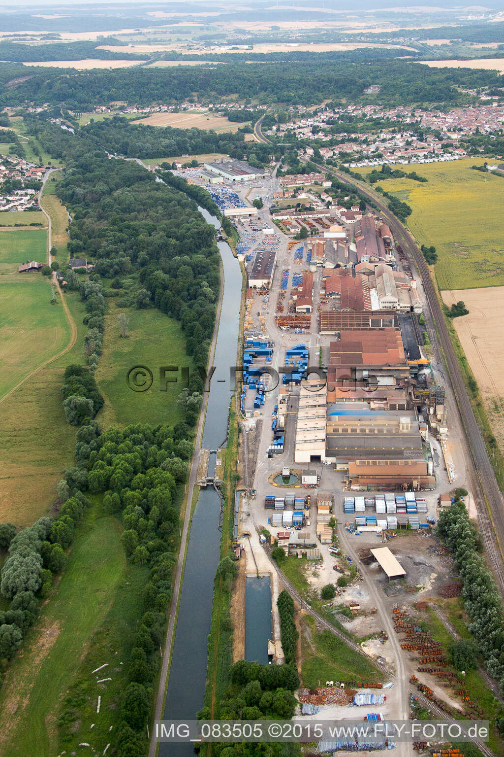 Luftbild von Gebäude und Produktionshallen auf dem Werksgelände Gießerei Saint Gobain PAM am Canal de la Marne au Rhin in Foug in Grand Est im Bundesland Meurthe-et-Moselle, Frankreich