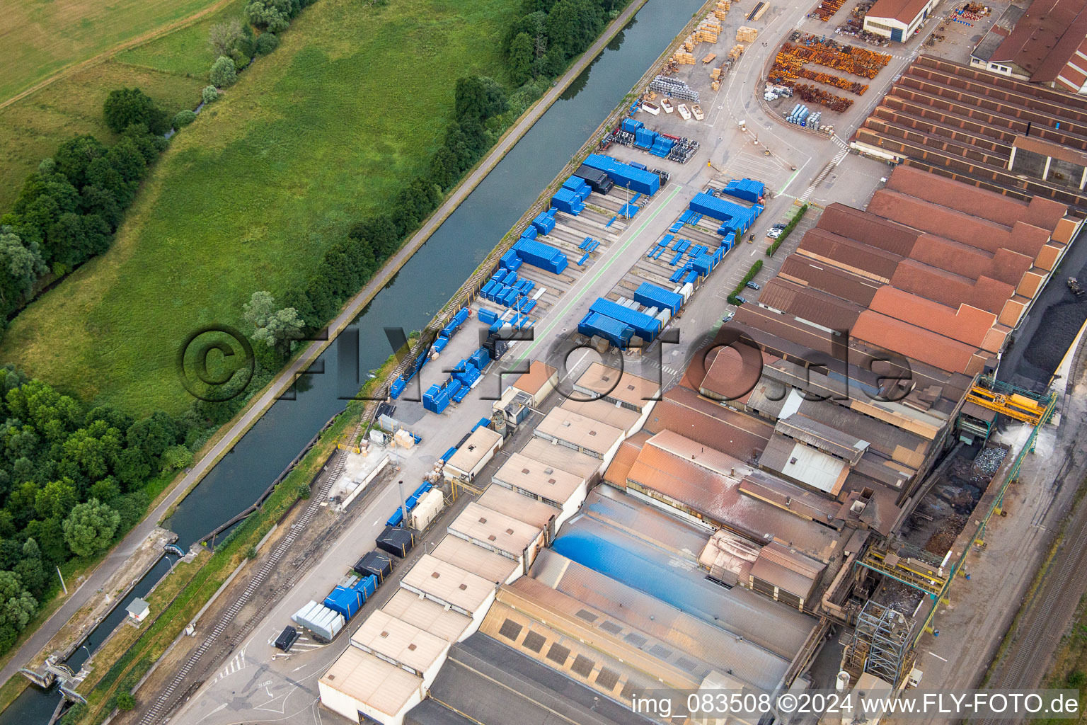 Luftaufnahme von Gebäude und Produktionshallen auf dem Werksgelände Gießerei Saint Gobain PAM am Canal de la Marne au Rhin in Foug in Grand Est im Bundesland Meurthe-et-Moselle, Frankreich