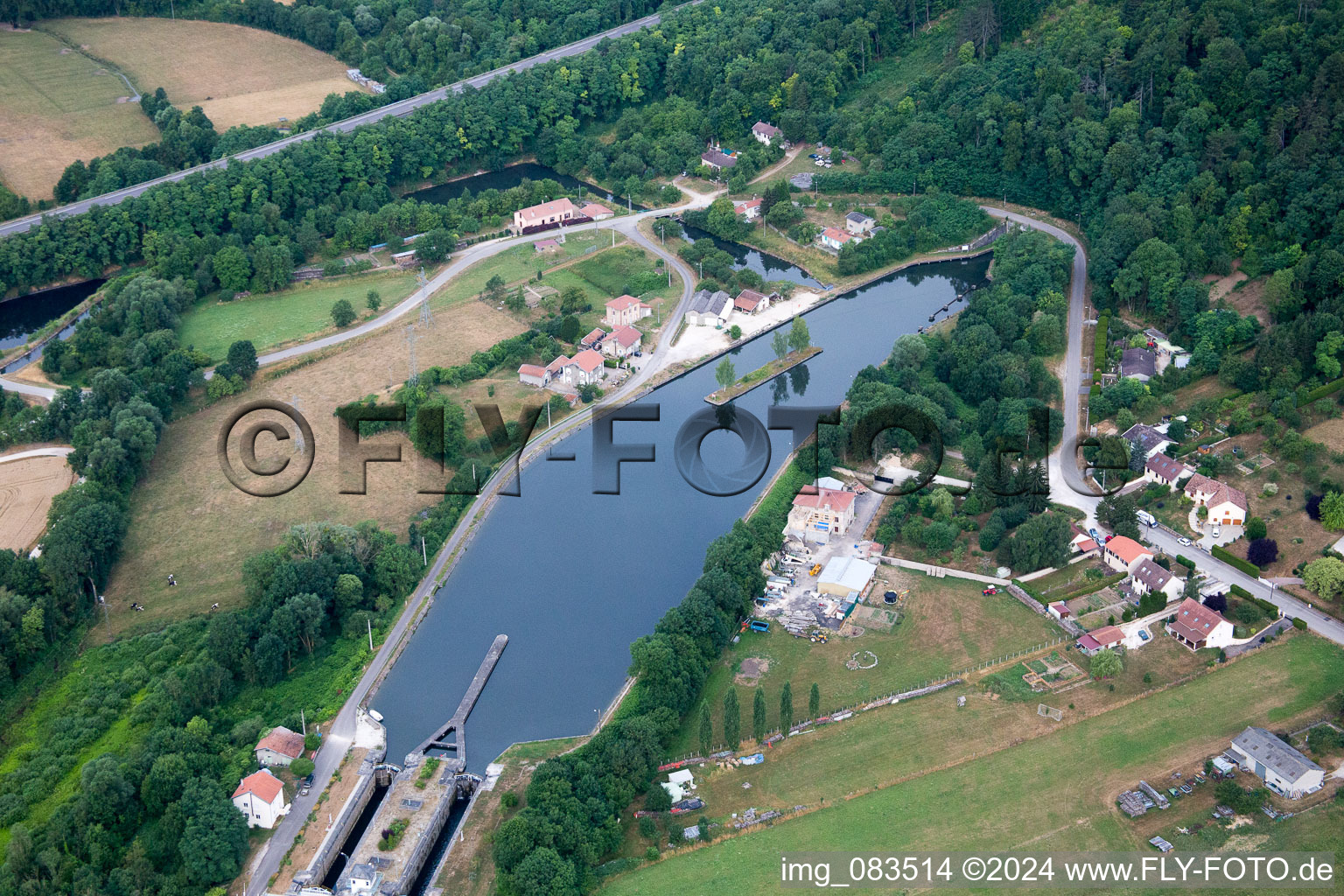 Kanalverlauf und Uferbereiche des Tunnels der Wasserstraße der Binnenschiffahrt Rhein-Marne Kanal in Foug in Grand Est im Bundesland Meurthe-et-Moselle, Frankreich