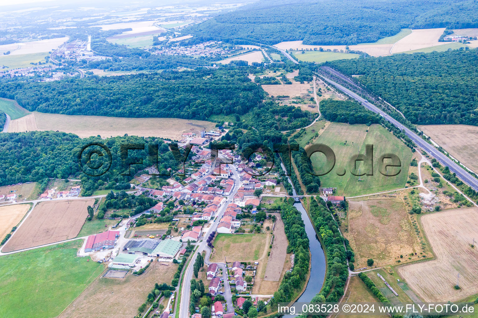 Luftbild von Kanalverlauf unterirdisch und Uferbereiche der Wasserstraße der Binnenschiffahrt Canal Rhin au Marne in Lay-Saint-Remy in Grand Est im Bundesland Meurthe-et-Moselle, Frankreich