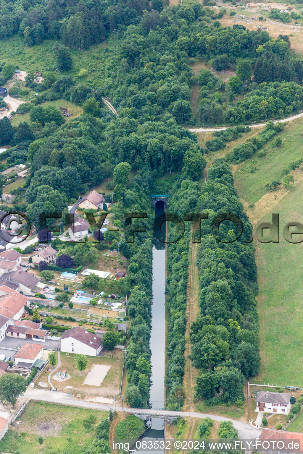 Luftaufnahme von Kanalverlauf unterirdisch und Uferbereiche der Wasserstraße der Binnenschiffahrt Canal Rhin au Marne in Lay-Saint-Remy in Grand Est im Bundesland Meurthe-et-Moselle, Frankreich