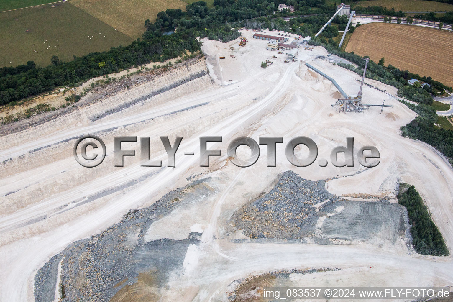 Gelände und Abraum- Flächen Zement- Tagebau und Baustoff- Werk Novacarb in Pagny-sur-Meuse in Grand Est, Frankreich