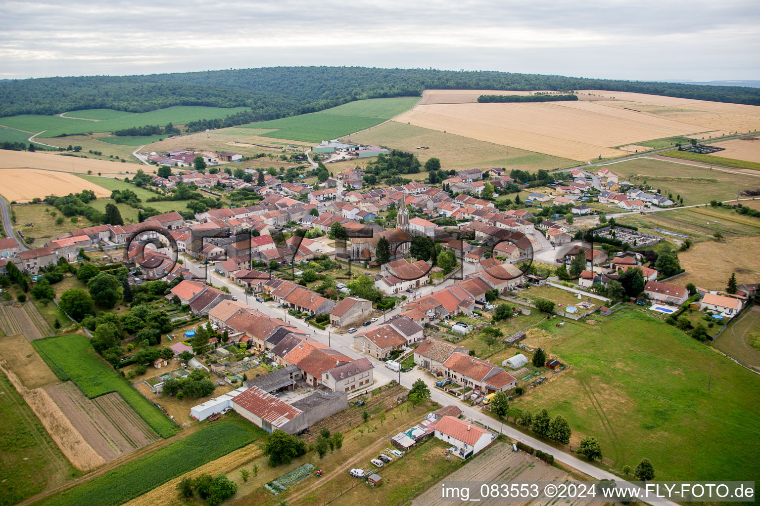 Dorf - Ansicht am Rande von landwirtschaftlichen Feldern und Nutzflächen in Uruffe in Grand Est im Bundesland Meurthe-et-Moselle, Frankreich