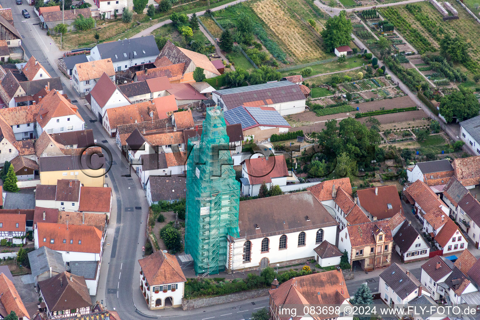 Eingerüsteter Kirchturm und Turm- Dach der katholischen Kirche in Ottersheim bei Landau im Bundesland Rheinland-Pfalz, Deutschland