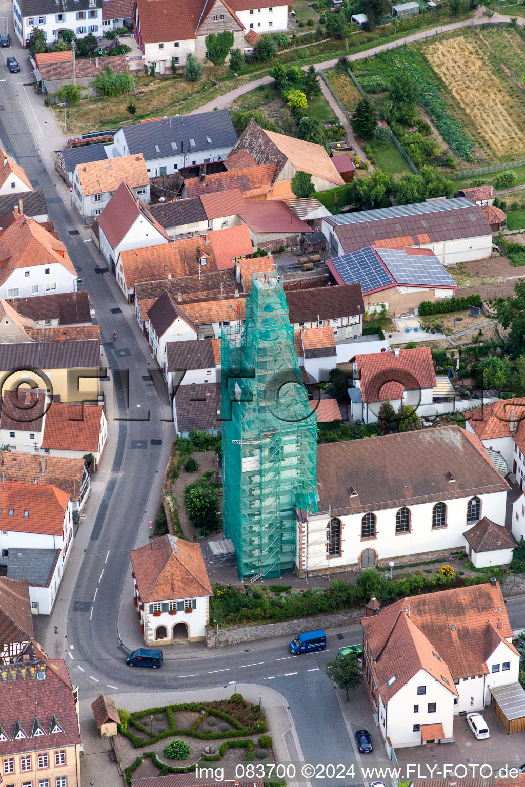 Luftbild von Eingerüsteter Kirchturm und Turm- Dach der katholischen Kirche in Ottersheim bei Landau im Bundesland Rheinland-Pfalz, Deutschland