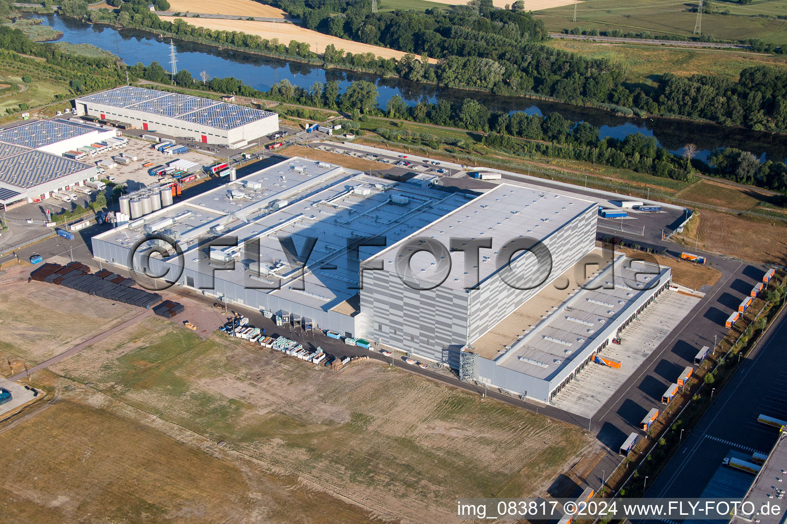 Gebäude und Produktionshallen auf dem Werksgelände der Pfälzer Erfrischungsgetränke GmbH in Wörth am Rhein im Bundesland Rheinland-Pfalz, Deutschland