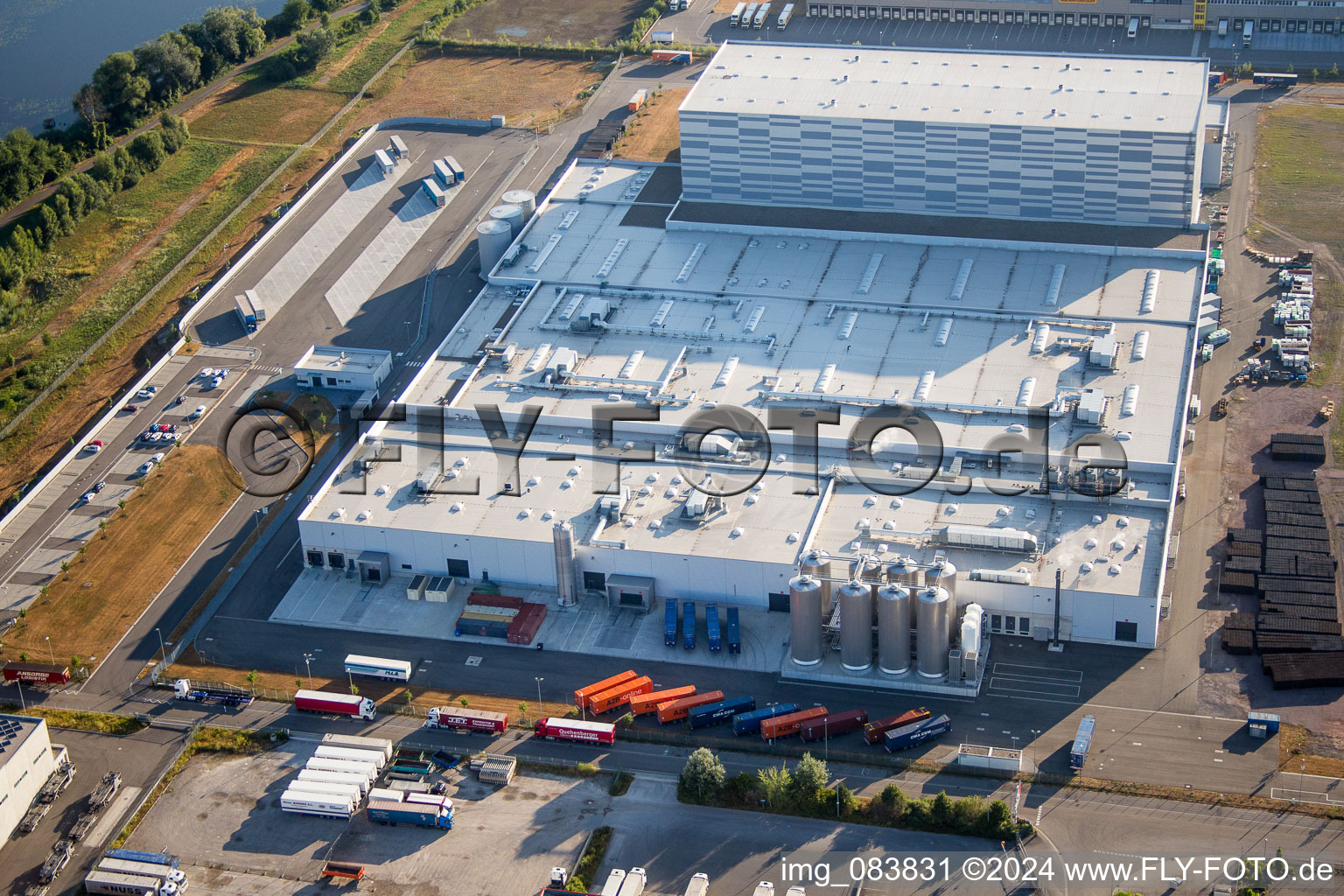 Luftbild von Gebäude und Produktionshallen auf dem Werksgelände der Pfälzer Erfrischungsgetränke GmbH in Wörth am Rhein im Bundesland Rheinland-Pfalz, Deutschland