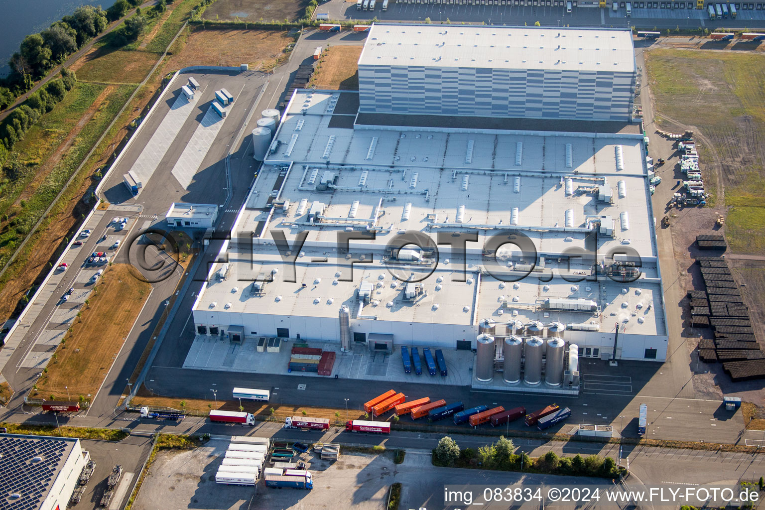 Luftaufnahme von Gebäude und Produktionshallen auf dem Werksgelände der Pfälzer Erfrischungsgetränke GmbH in Wörth am Rhein im Bundesland Rheinland-Pfalz, Deutschland