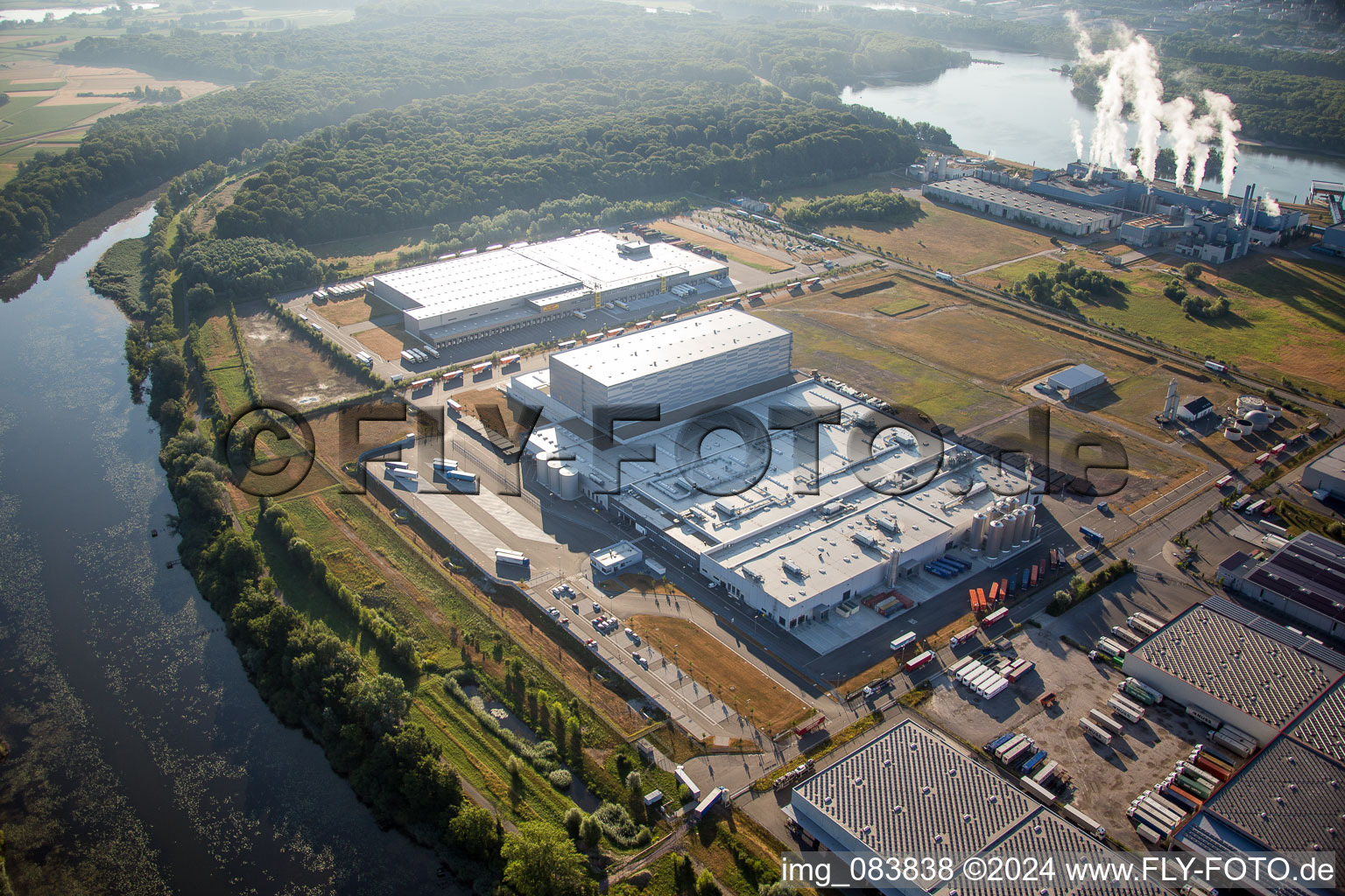 Schrägluftbild von Gebäude und Produktionshallen auf dem Werksgelände der Pfälzer Erfrischungsgetränke GmbH in Wörth am Rhein im Bundesland Rheinland-Pfalz, Deutschland
