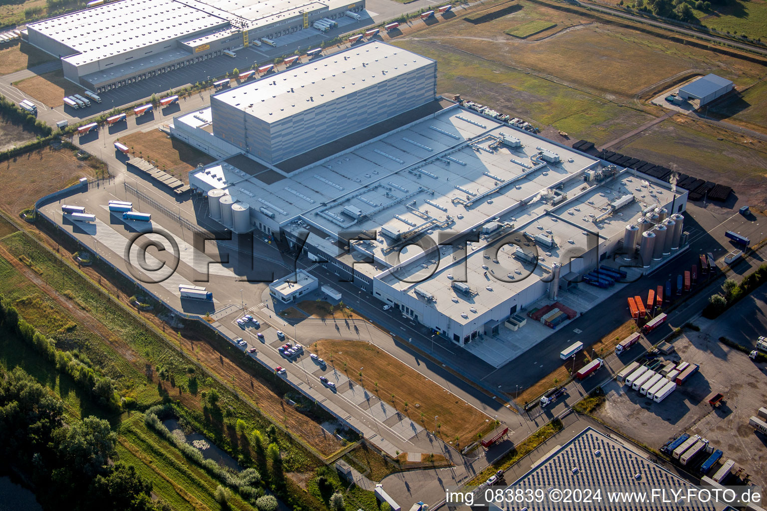 Luftbild von Produktionsstätte der MEG Getränke GmbH im Industriegebiet Oberwiesen in Wörth am Rhein im Bundesland Rheinland-Pfalz, Deutschland