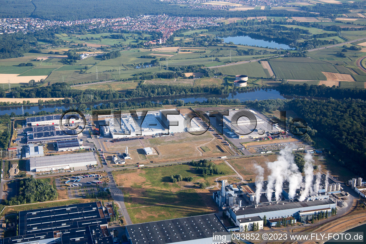Luftaufnahme von Wörth am Rhein, Industriegebiet Oberwald im Ortsteil Maximiliansau im Bundesland Rheinland-Pfalz, Deutschland
