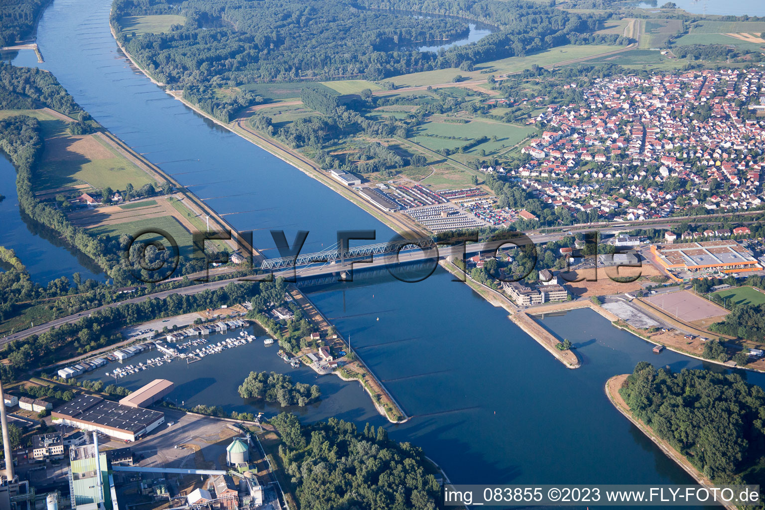 Rheinbrücke Maxau von Norden im Ortsteil Knielingen in Karlsruhe im Bundesland Baden-Württemberg, Deutschland