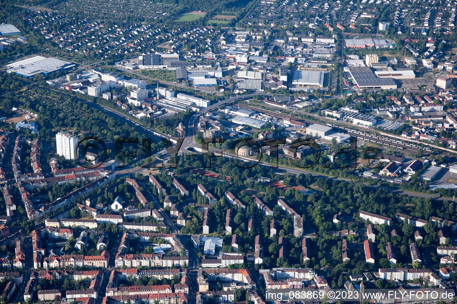 Luftaufnahme von Ortsteil Mühlburg in Karlsruhe im Bundesland Baden-Württemberg, Deutschland
