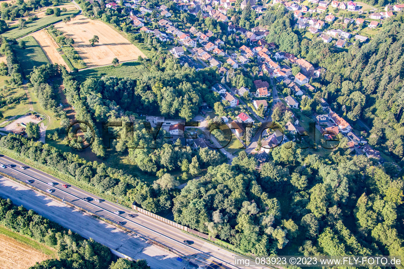 Autobahn- Streckenverlauf der BAB A8 bei im Ortsteil Grünwettersbach in Karlsruhe im Bundesland Baden-Württemberg, Deutschland