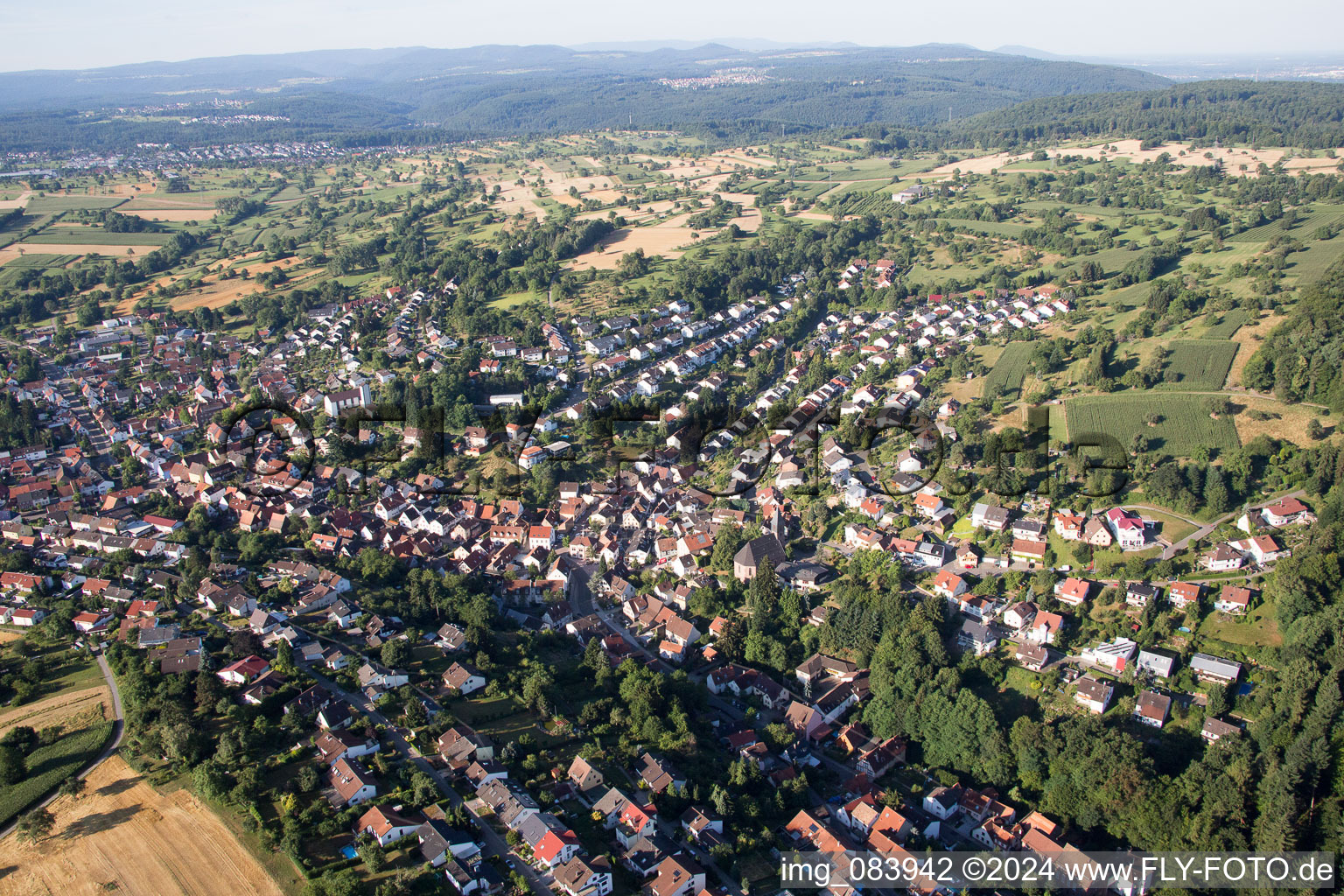 Ortsansicht der Straßen und Häuser der Wohngebiete im Ortsteil Grünwettersbach in Karlsruhe im Bundesland Baden-Württemberg, Deutschland