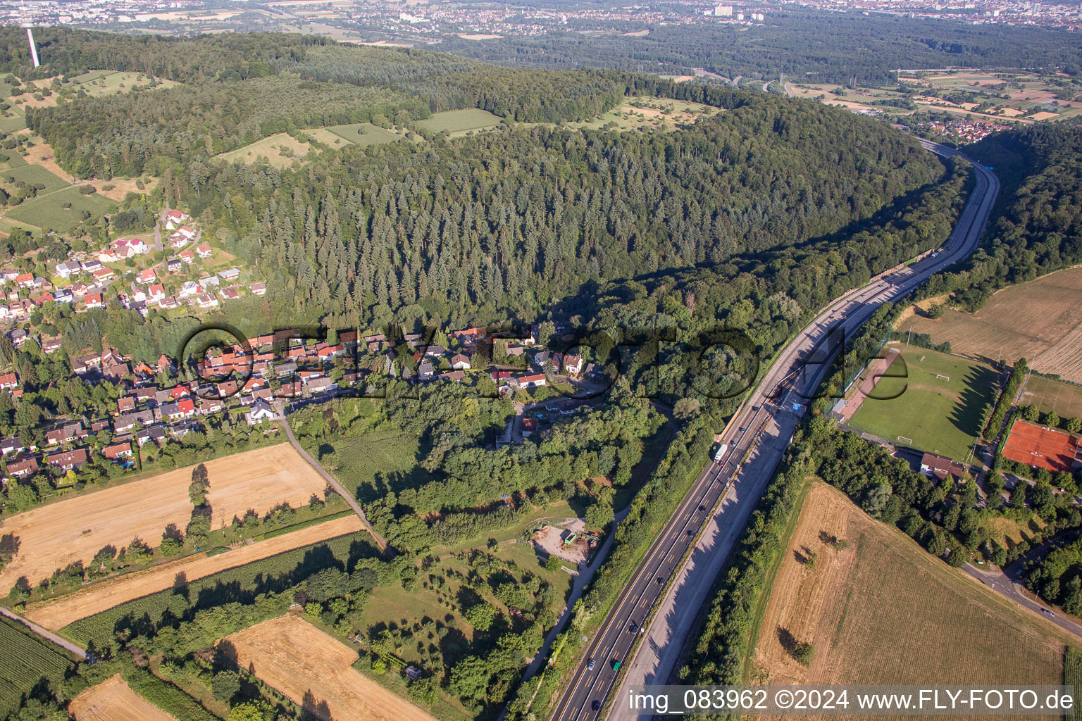 Luftbild von Autobahn- Streckenverlauf der BAB A8 bei im Ortsteil Grünwettersbach in Karlsruhe im Bundesland Baden-Württemberg, Deutschland