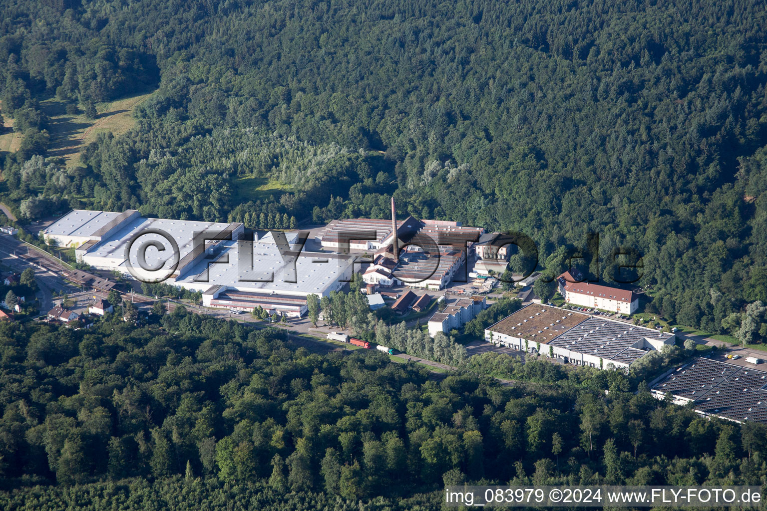 Luftbild von Industriegebiet im Albtal Spinnerei in Ettlingen im Bundesland Baden-Württemberg, Deutschland