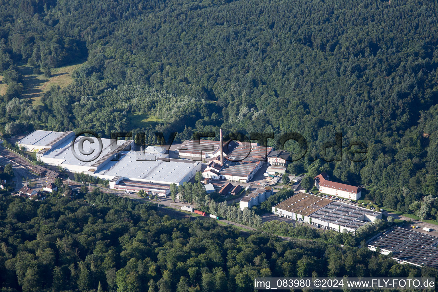 Luftaufnahme von Industriegebiet im Albtal Spinnerei in Ettlingen im Bundesland Baden-Württemberg, Deutschland