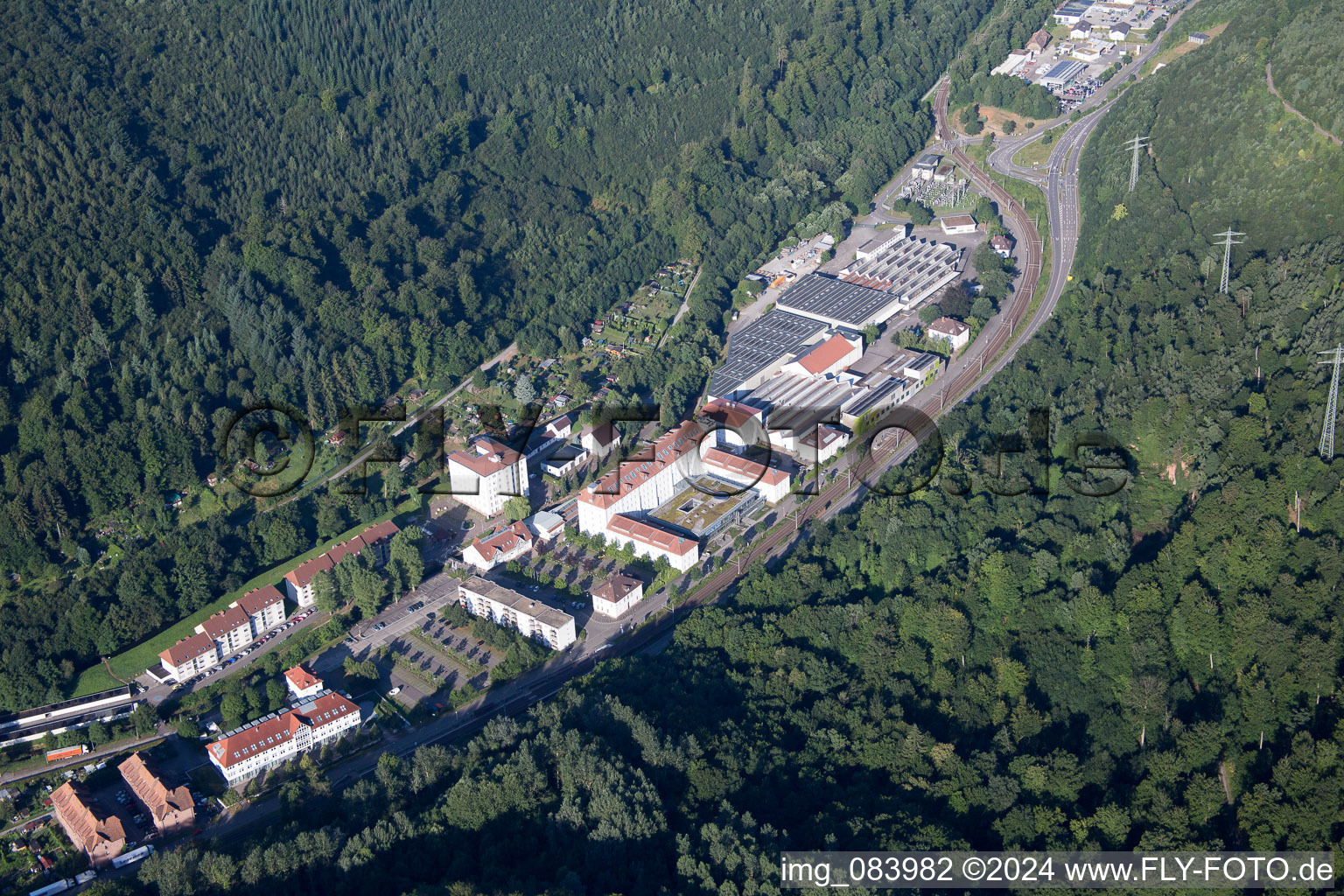 Industriegebiet im Albtal Spinnerei in Ettlingen im Bundesland Baden-Württemberg, Deutschland von oben