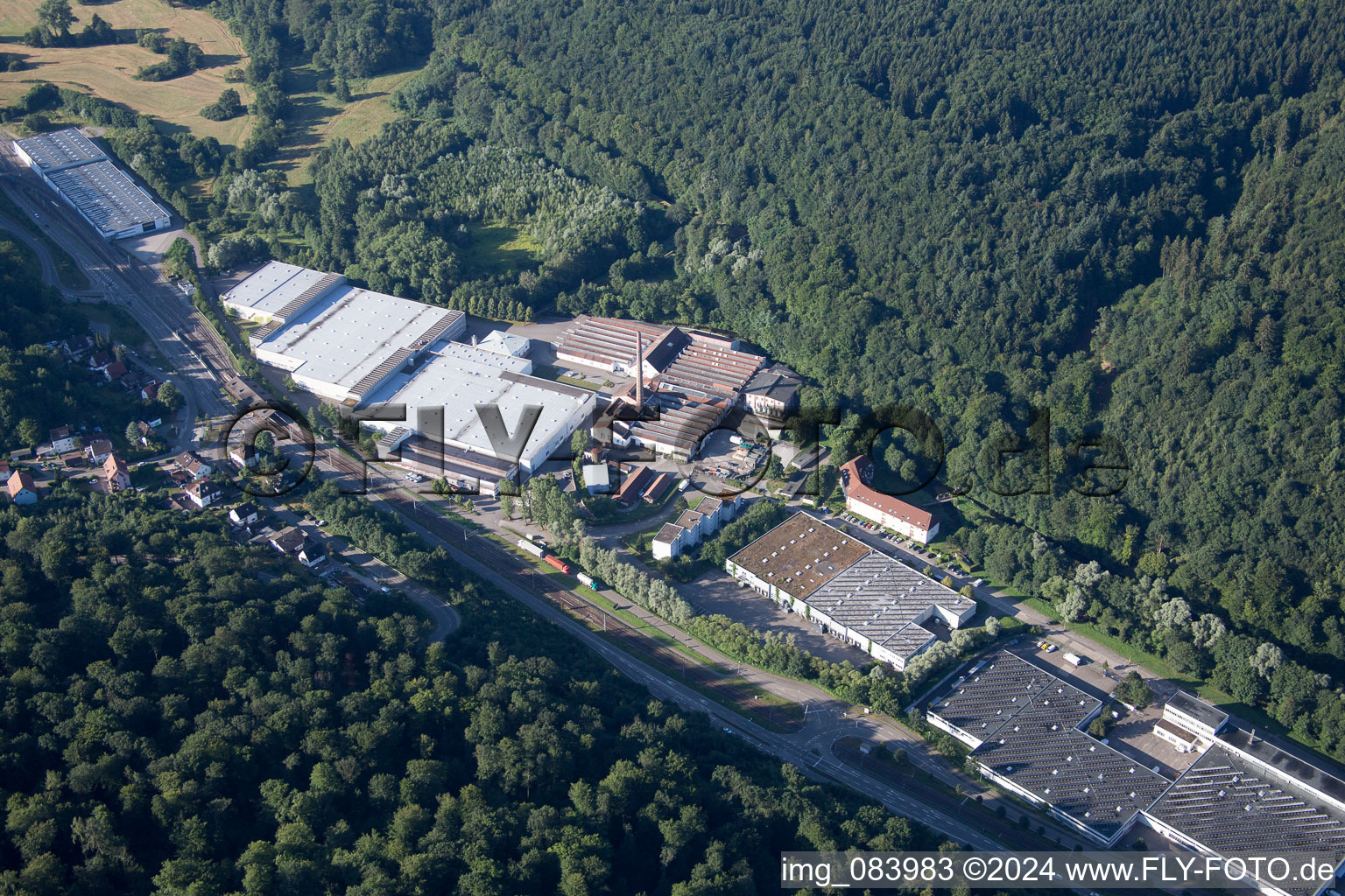 Industriegebiet im Albtal Spinnerei in Ettlingen im Bundesland Baden-Württemberg, Deutschland aus der Luft