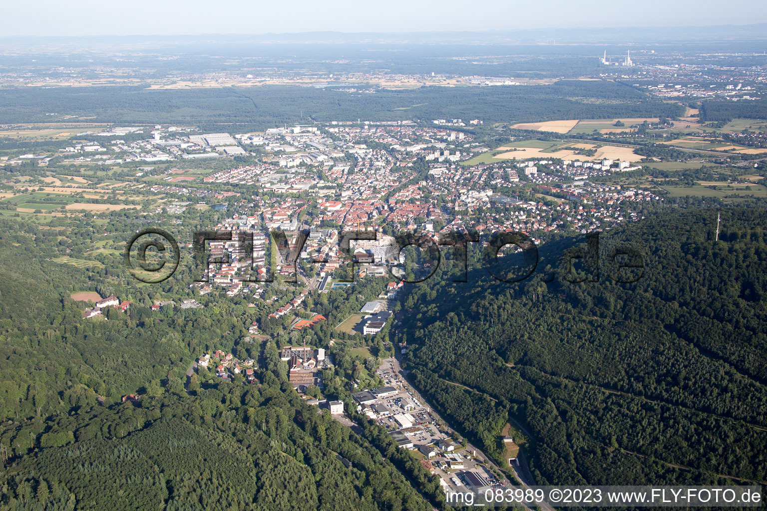 Luftbild von Ettlingen vom Albtal aus im Bundesland Baden-Württemberg, Deutschland