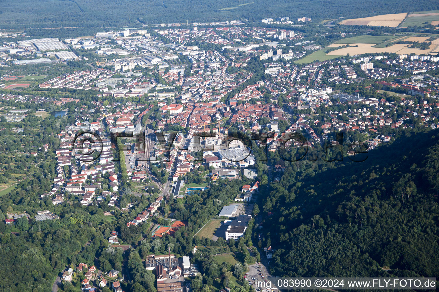 Ortsansicht der Straßen und Häuser der Wohngebiete in Ettlingen im Bundesland Baden-Württemberg, Deutschland