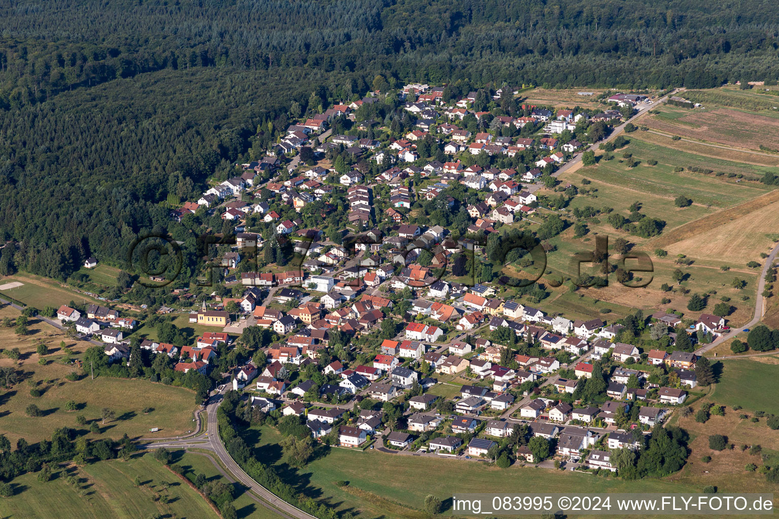Dorf - Ansicht am Rande von landwirtschaftlichen Feldern und Nutzflächen in Schluttenbach in Ettlingen im Bundesland Baden-Württemberg, Deutschland