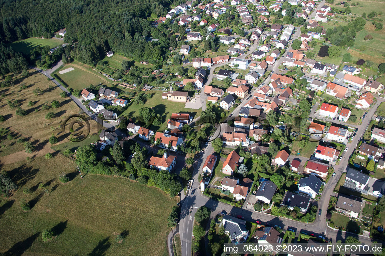 Schrägluftbild von Ortsteil Schluttenbach in Ettlingen im Bundesland Baden-Württemberg, Deutschland