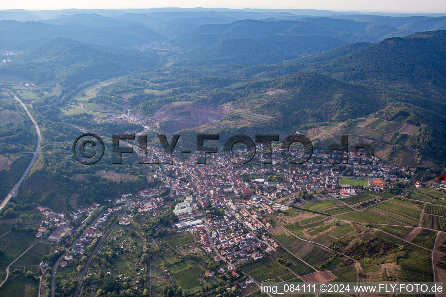 Luftaufnahme von Ortsansicht im Qeichtal aus Südosten in Albersweiler im Bundesland Rheinland-Pfalz, Deutschland