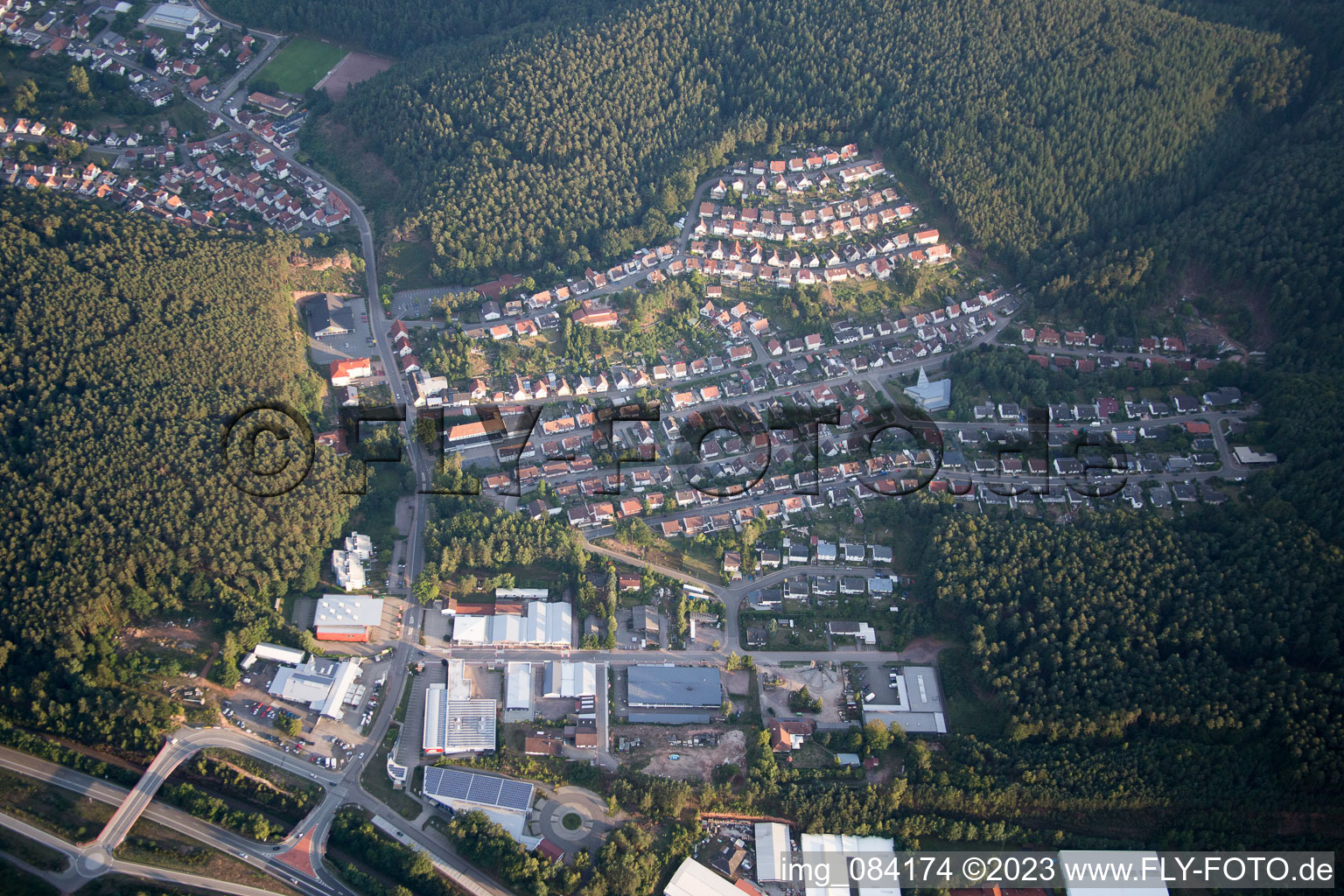 Hauenstein im Bundesland Rheinland-Pfalz, Deutschland von oben gesehen