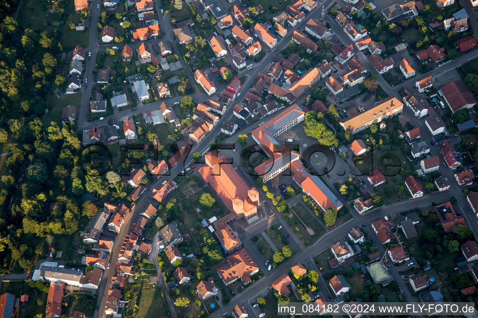 Luftbild von Kirchengebäude der Christkönigskirche im Altstadt- Zentrum der Innenstadt in Hauenstein im Bundesland Rheinland-Pfalz, Deutschland