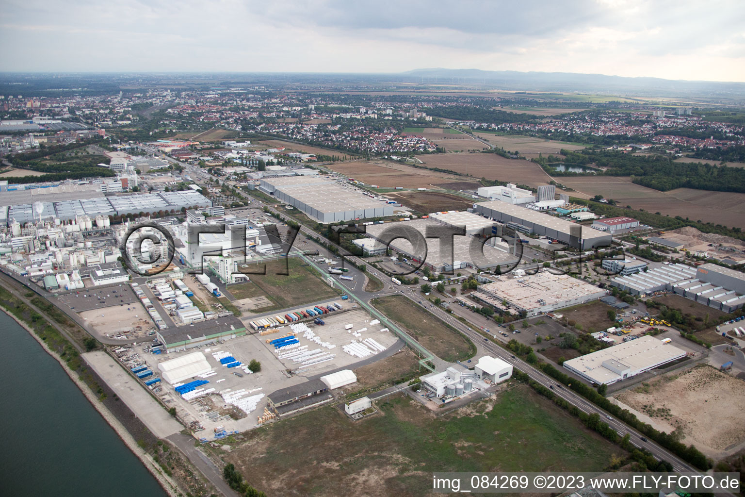 Schrägluftbild von Worms, Industriegebiet Nord am Rhein im Bundesland Rheinland-Pfalz, Deutschland