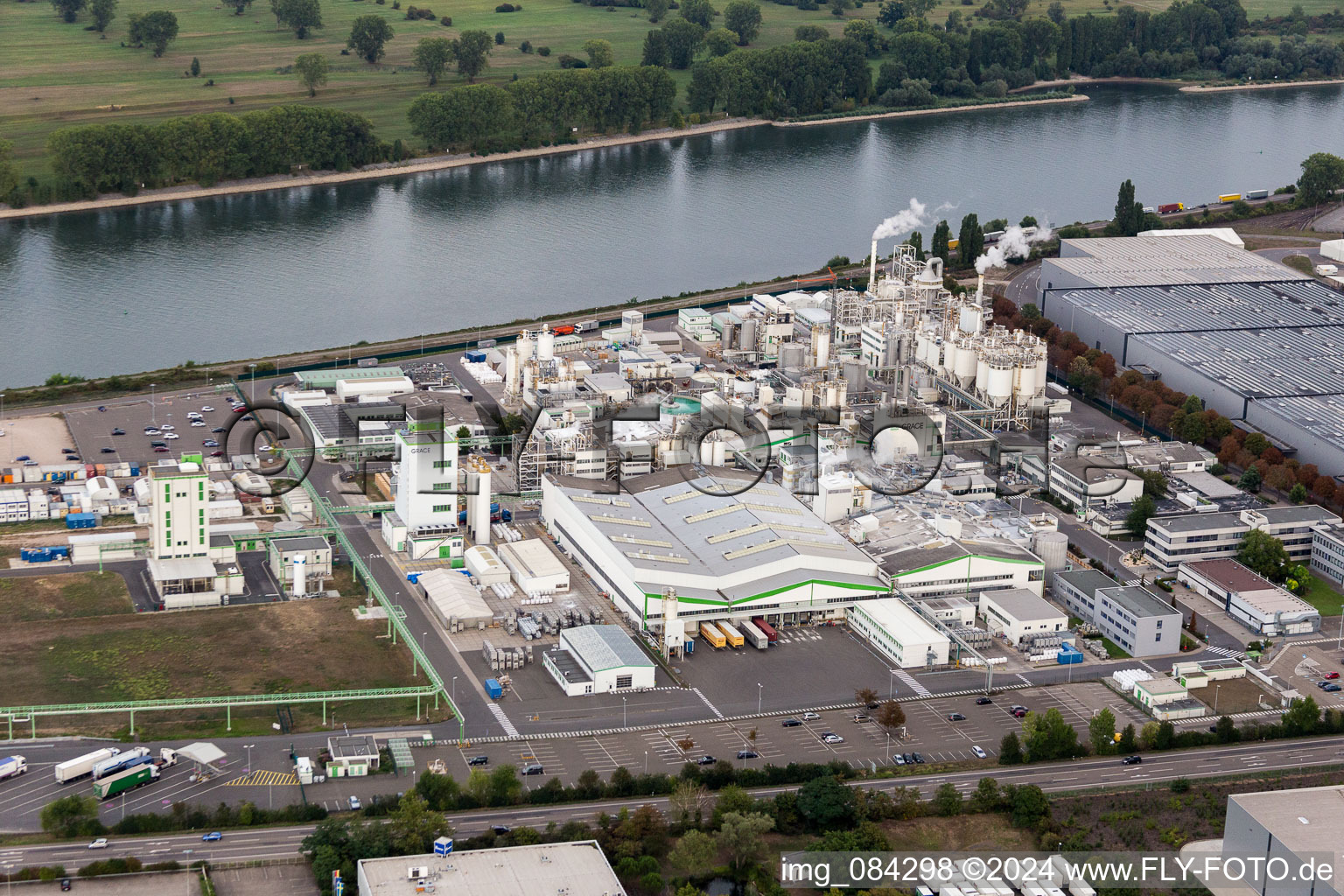 Gebäude und Produktionsanlagen auf dem Werksgelände des Chemieproduzenten Grace GmbH am Rheinufer in Worms im Bundesland Rheinland-Pfalz, Deutschland