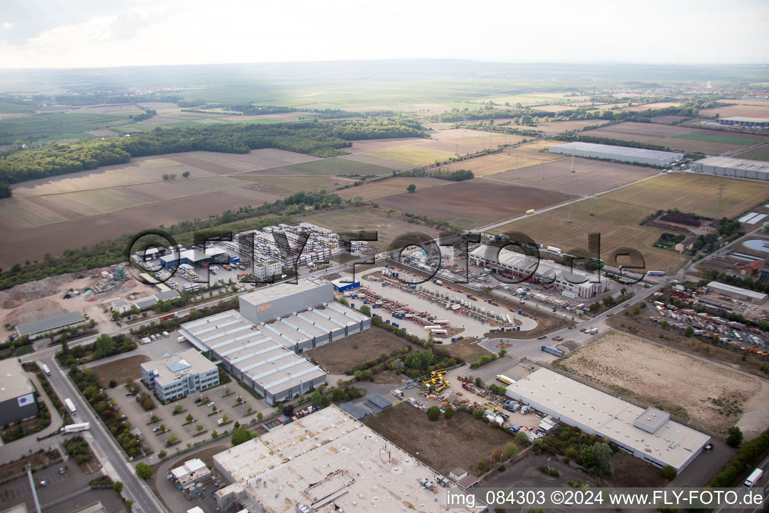 Worms, Industriegebiet Im Langgewan, Spedition Kube & Kubenz im Bundesland Rheinland-Pfalz, Deutschland aus der Vogelperspektive