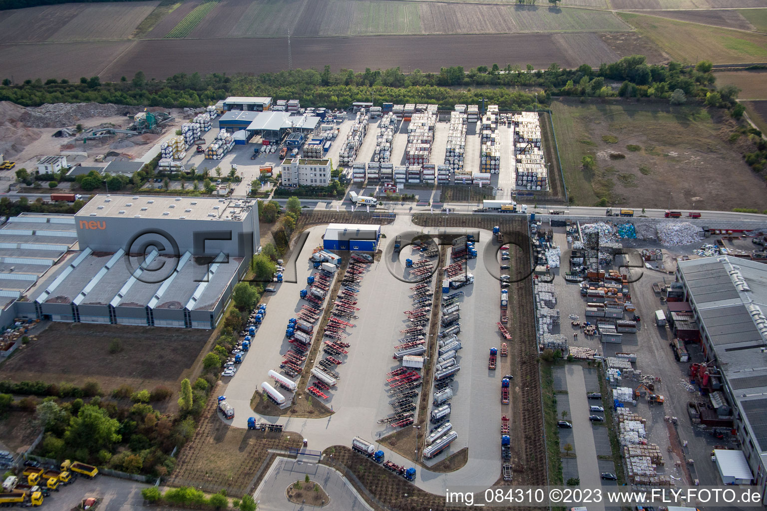 Luftaufnahme von Lagerhallen und Speditionsgebäude Kube & Kubenz in Worms im Bundesland Rheinland-Pfalz, Deutschland