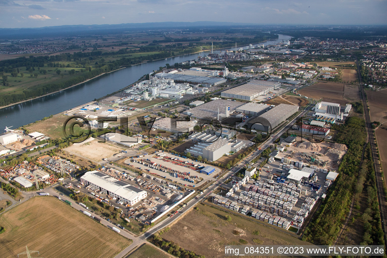 Worms, Industriegebiet Im Langgewan, Spedition Kube & Kubenz im Bundesland Rheinland-Pfalz, Deutschland von der Drohne aus gesehen
