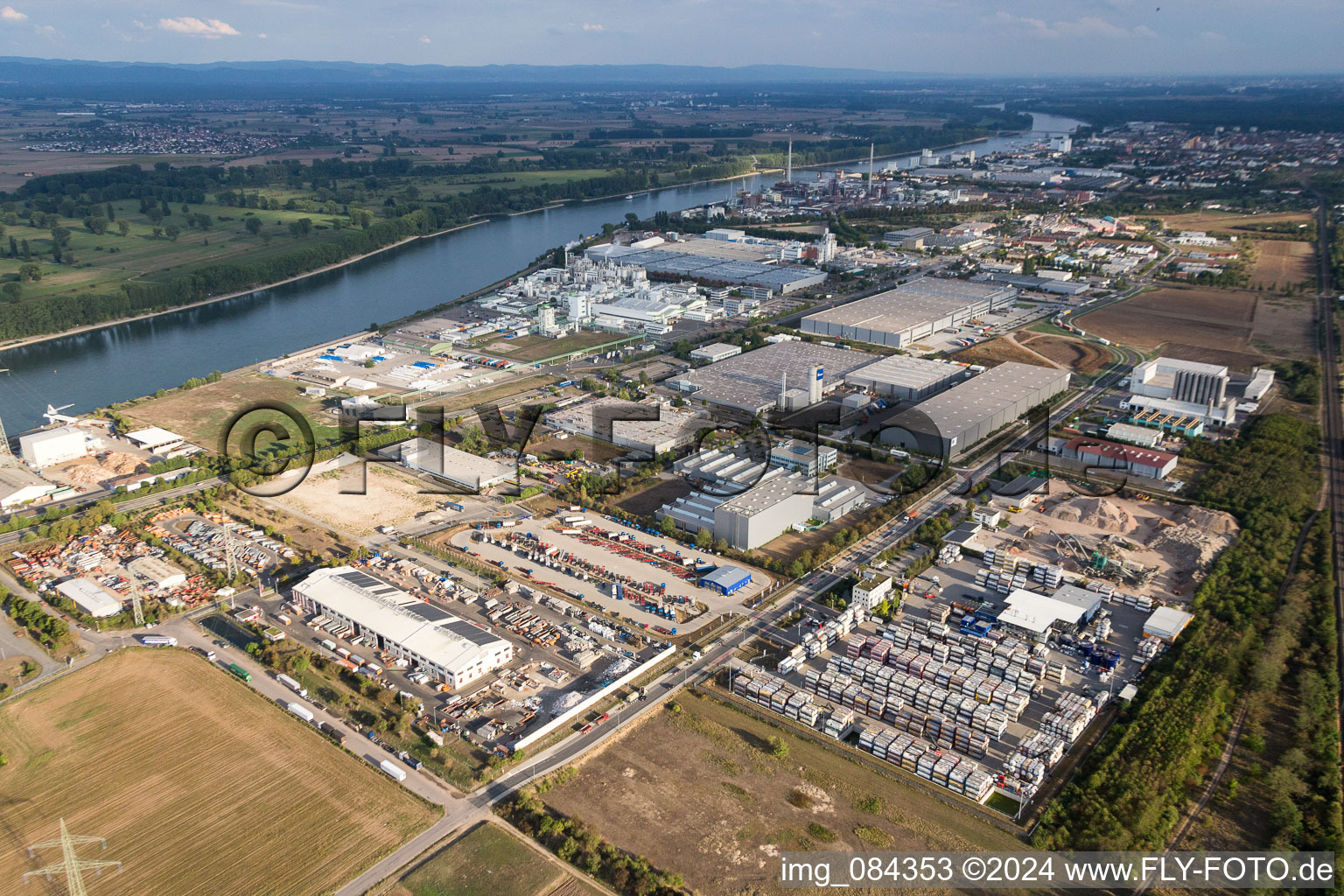 Technische Anlagen im Industriegebiet Im Langgewann am Rheinufer in Worms im Bundesland Rheinland-Pfalz, Deutschland