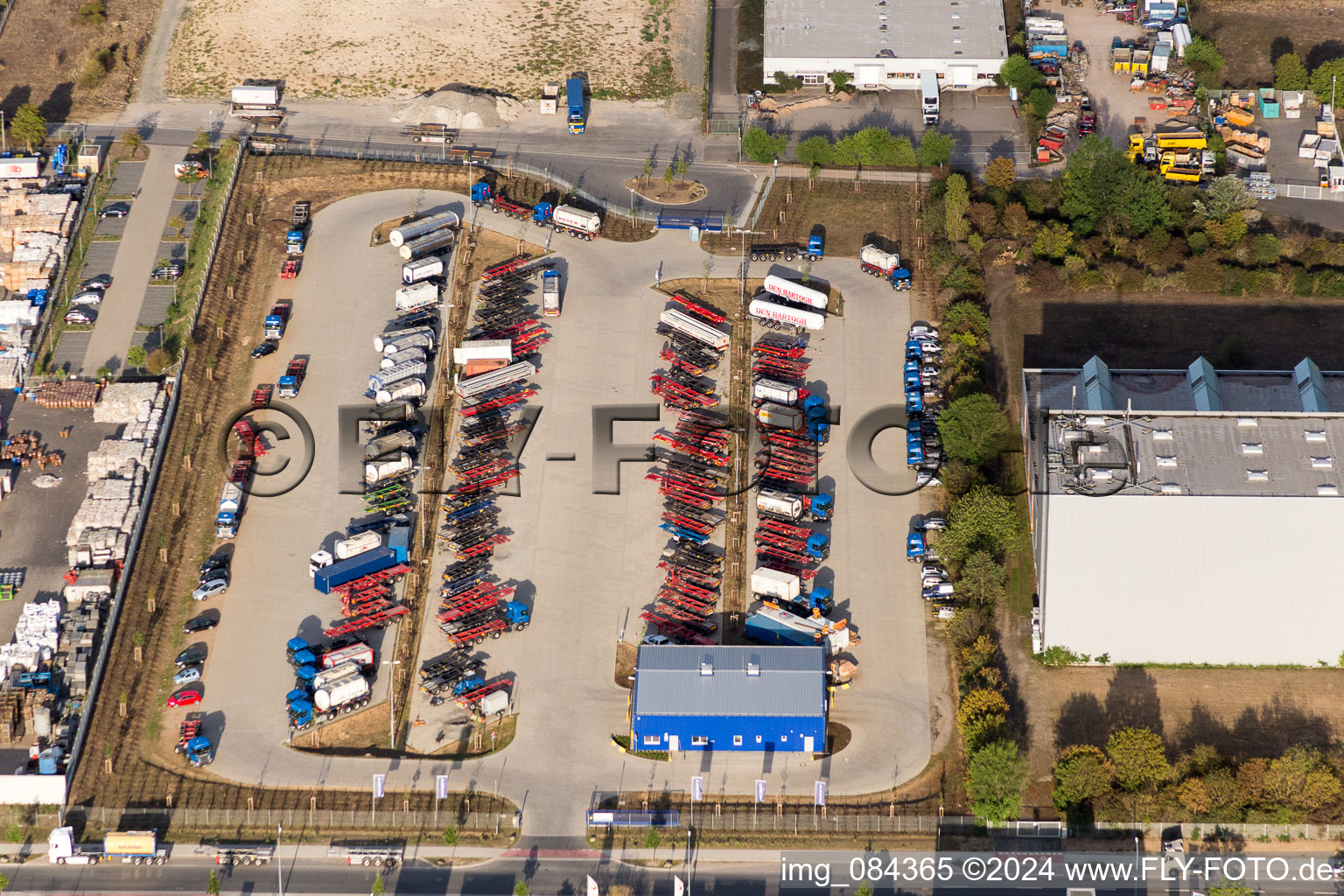 Luftbild von Logistikzentrum auf dem Gelände der Spedition Kube & Kubenz im Industriegebiet Im Langgewann in Worms im Bundesland Rheinland-Pfalz, Deutschland