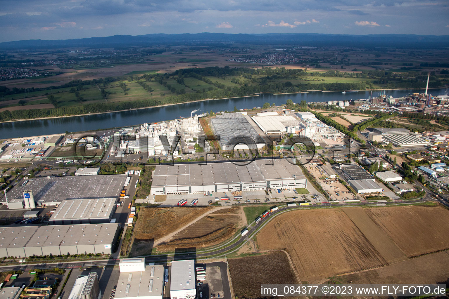 Luftbild von Worms, Industriegebiet Nord am Rhein im Ortsteil Herrnsheim im Bundesland Rheinland-Pfalz, Deutschland