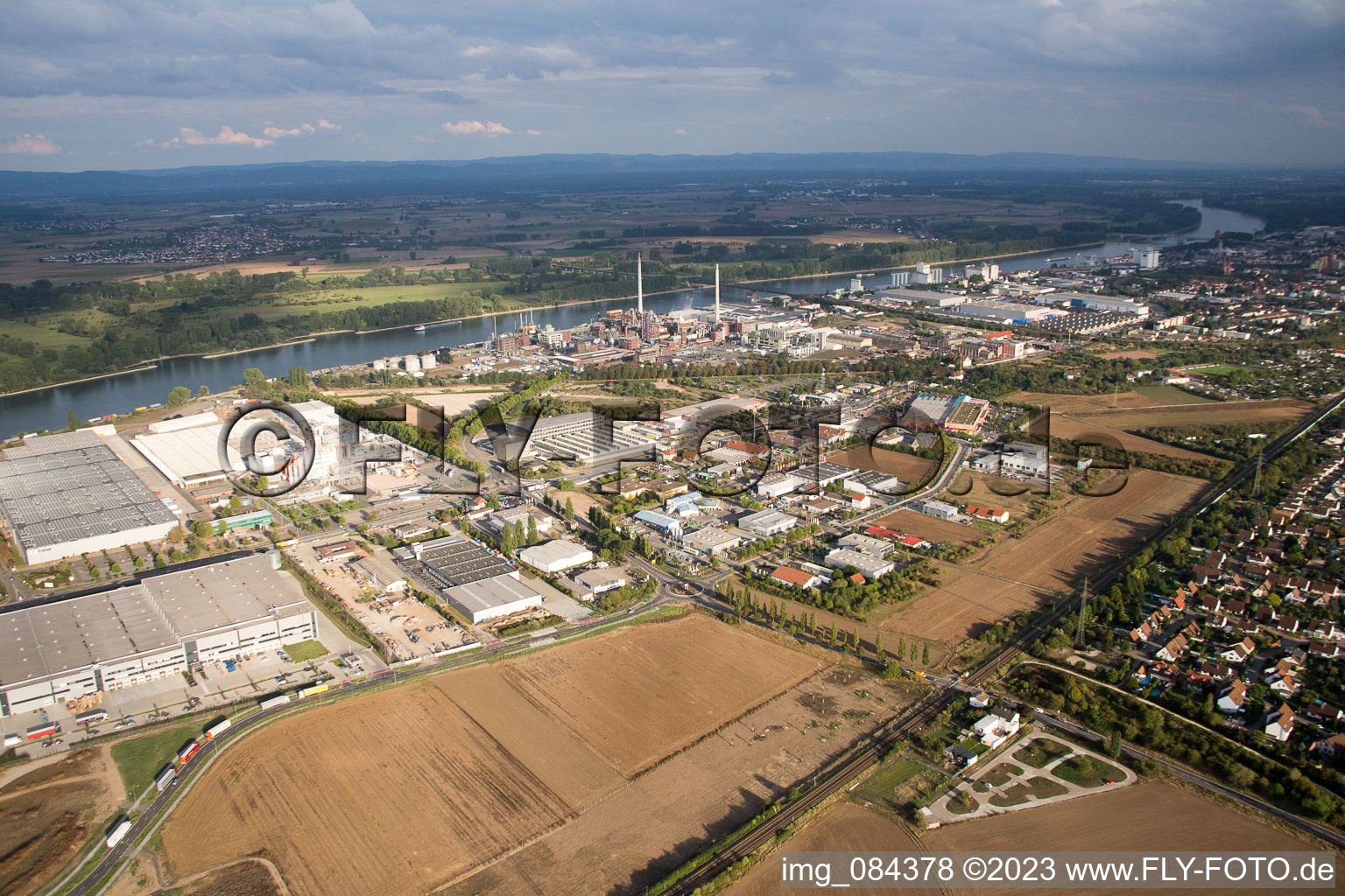 Worms, Industriegebiet Nord am Rhein im Bundesland Rheinland-Pfalz, Deutschland von einer Drohne aus