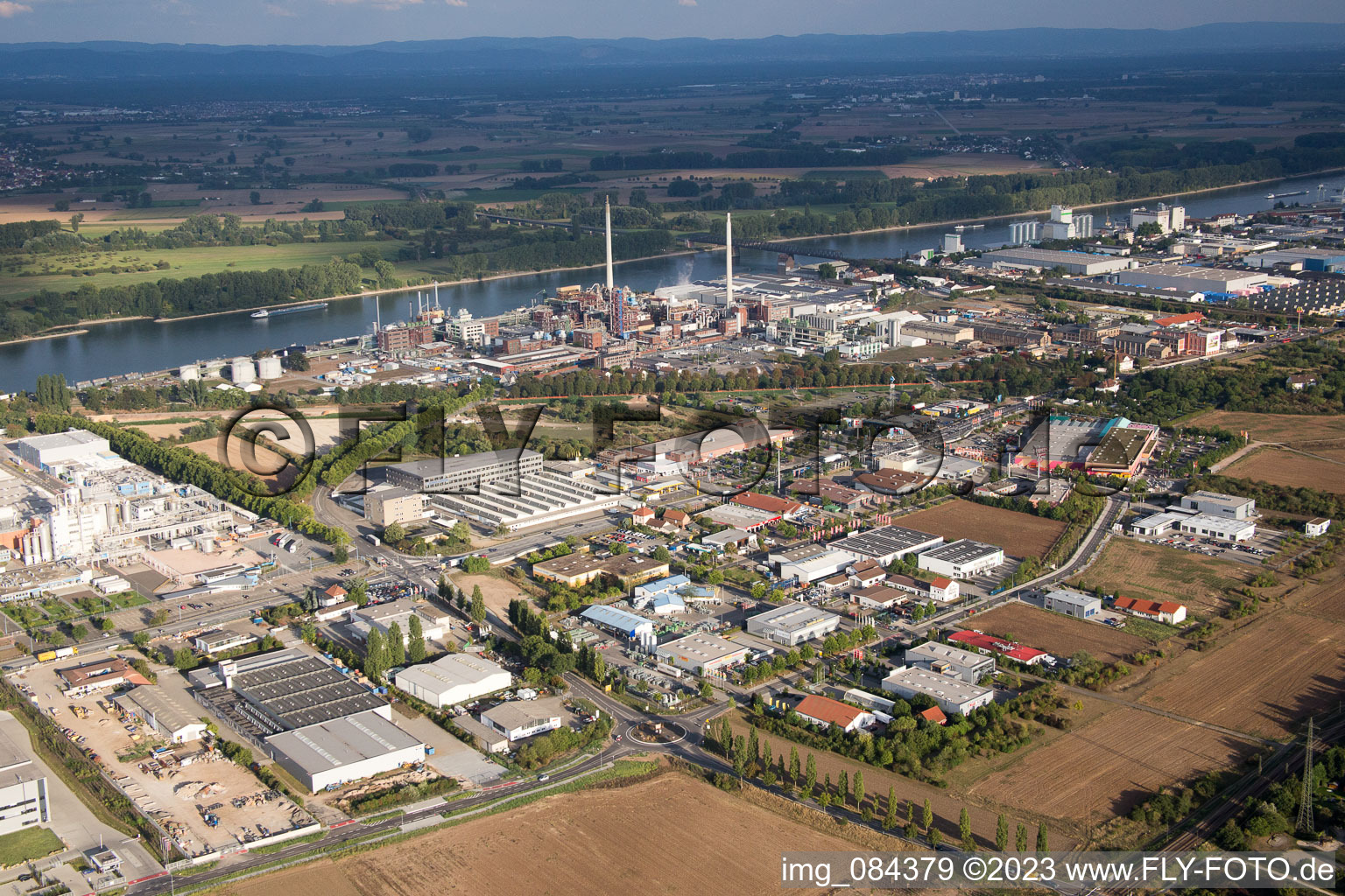 Worms, Industriegebiet Nord am Rhein im Bundesland Rheinland-Pfalz, Deutschland von der Drohne aus gesehen
