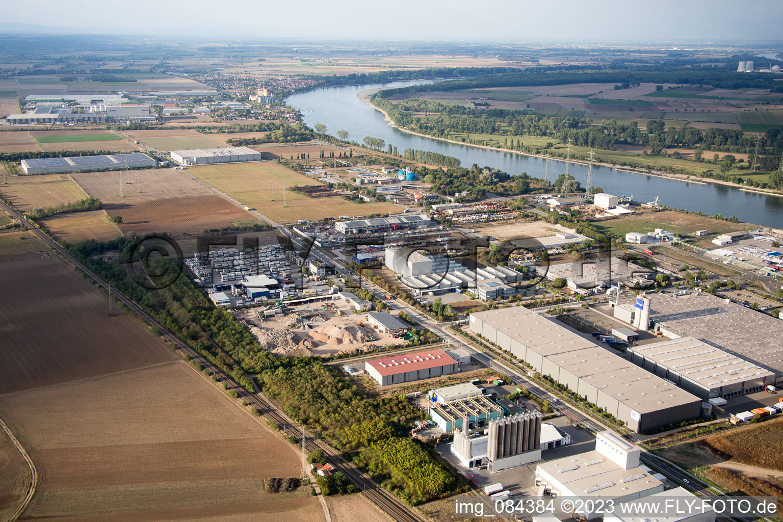 Schrägluftbild von Worms, Industriegebiet Nord am Rhein im Bundesland Rheinland-Pfalz, Deutschland